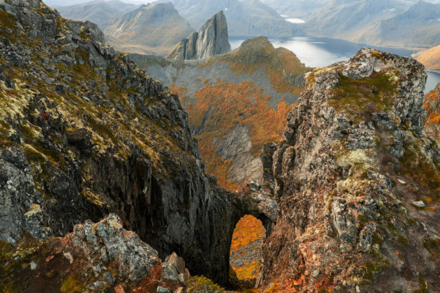 Arche naturelle d’Istekongen – Senja Arche naturelle d’Istekongen à Senja, Norvège, avec le mont Segla en arrière-plan