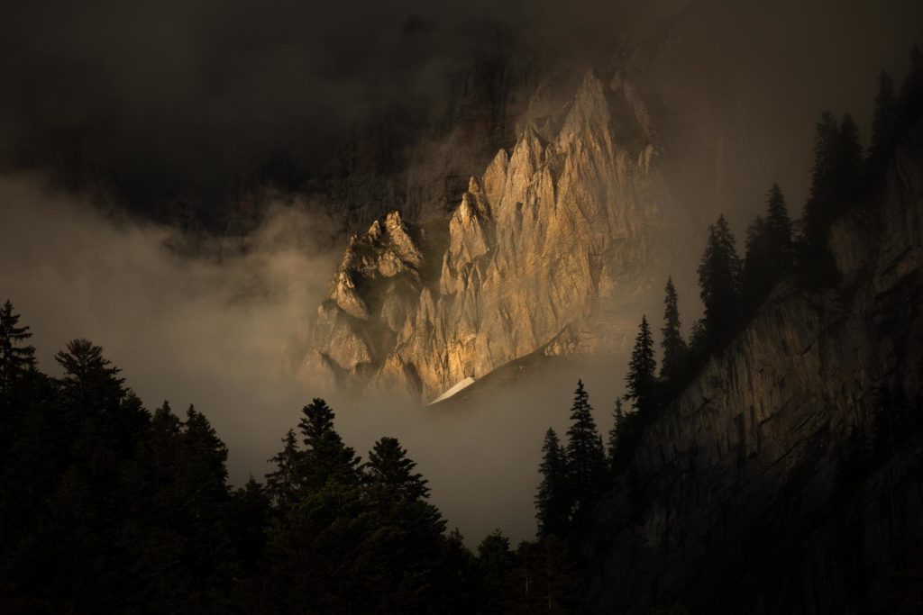 Roches du massif des Fiz dans la brume Ambiance sombre et dramatique sur les falaises du massif des Fiz, entre les Aiguilles de Varan et la Tête du Colonney, au-dessus de Sallanches (Haute-Savoie). Photographie Alexandre Deschaumes.