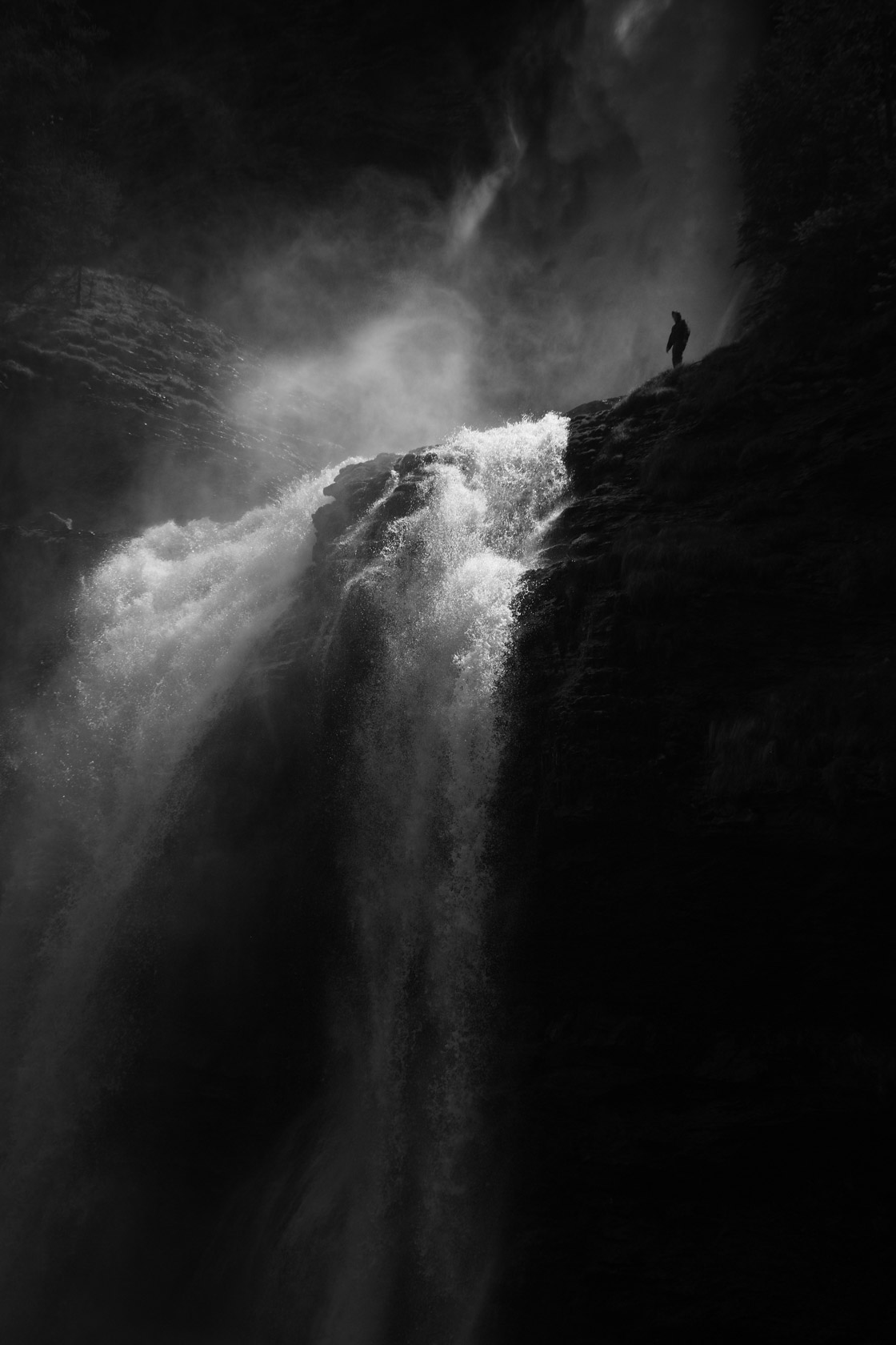 La peur devant soi cascade du rouget silhouette fantomatique noir et blanc vertical