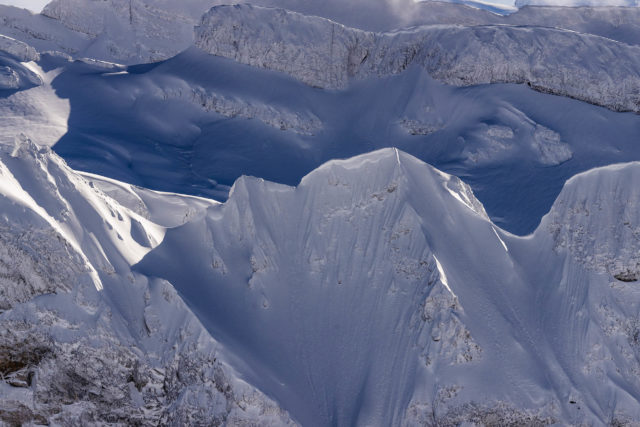 Ar&ecirc;tes et couloirs enneig&eacute;s des Dents d&rsquo;Oddaz sous un pl&acirc;trage hivernal intense, vus depuis la T&ecirc;te de Bostan dans le massif du Haut-Giffre, Samo&euml;ns (Haute-Savoie)