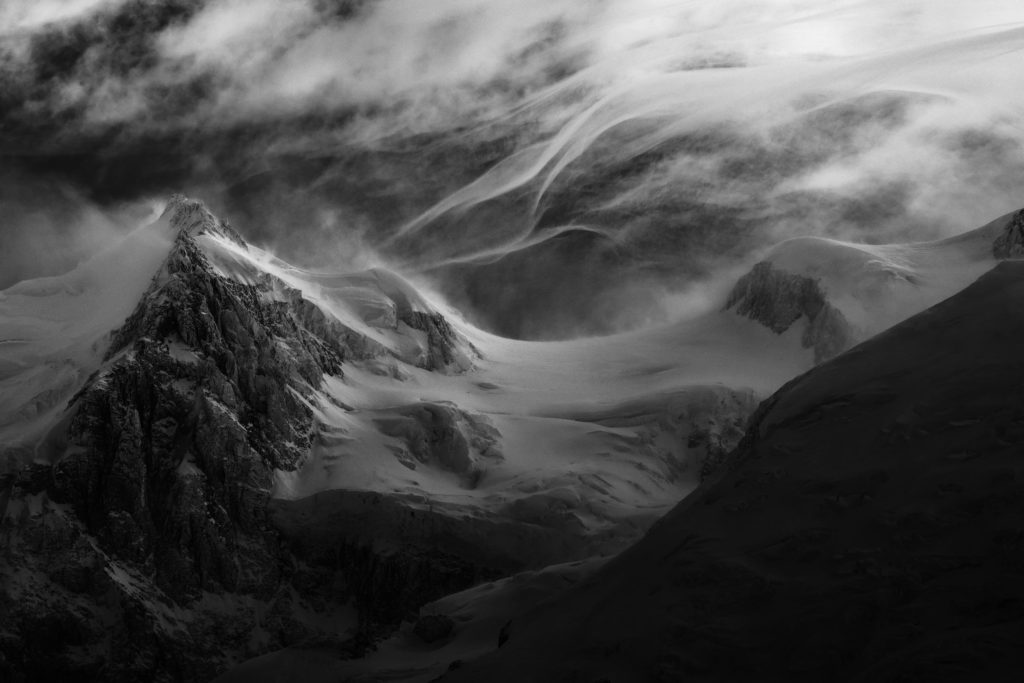Divagation cosmique Mont Maudit massif du Mont-Blanc noir et blanc, nuages orographiques – photo Alexandre Deschaumes