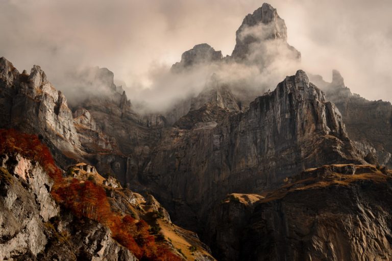 Massif du Haut Giffre, contreforts du Tenneverge et Corne du Chamois, Sixt-Fer-à-Cheval. Lumière d’automne tamisée avec brumes.