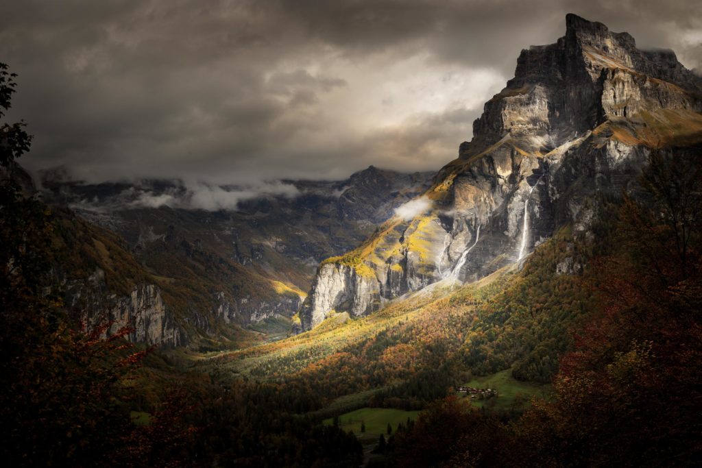 La forteresse d'Obsidienne Cirque du Fer-à-Cheval, Tenneverge et Corne du Chamois vus depuis le Frenalay, massif du Haut-Giffre, photographie d’Alexandre Deschaumes.