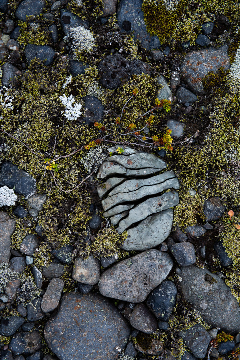 islande-detail-pierre-fendue