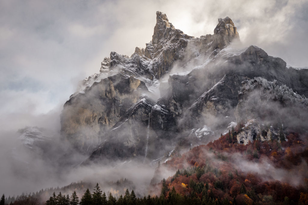 Corne du Chamois – Cirque du Fer à Cheval – Fin d'Automne brumeux Massif du Haut-Giffre sous la neige et la brume en automne – Tenneverge et Corne du Chamois dans le cirque du Fer à Cheval – Alexandre Deschaumes