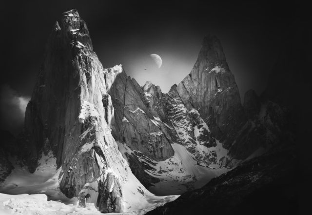 Photo noir et blanc d’Alexandre Deschaumes – Condors des Andes et lever de lune sur les aiguilles Raphael et Saint-Exupery, parc Los Glaciares, Patagonie Argentine