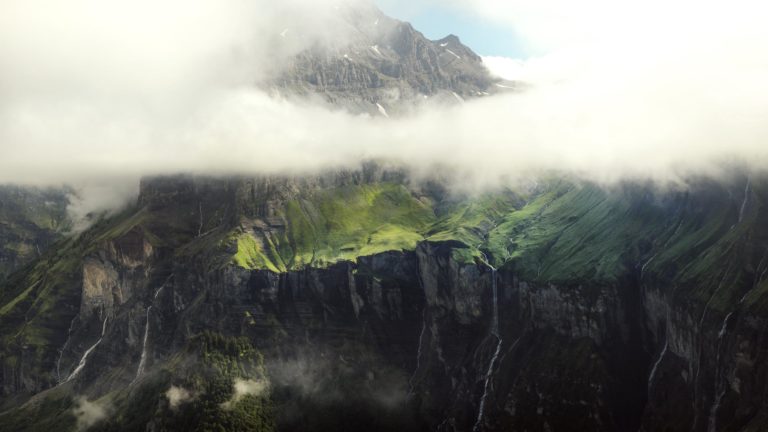 tenneverge-cirque-du-fer-a-cheval-haute-savoie-cascades-survol