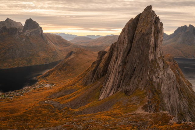 Mont Segla, île de Senja, fin septembre Le mont Segla dominant les fjords de Senja en Norvège, en automne