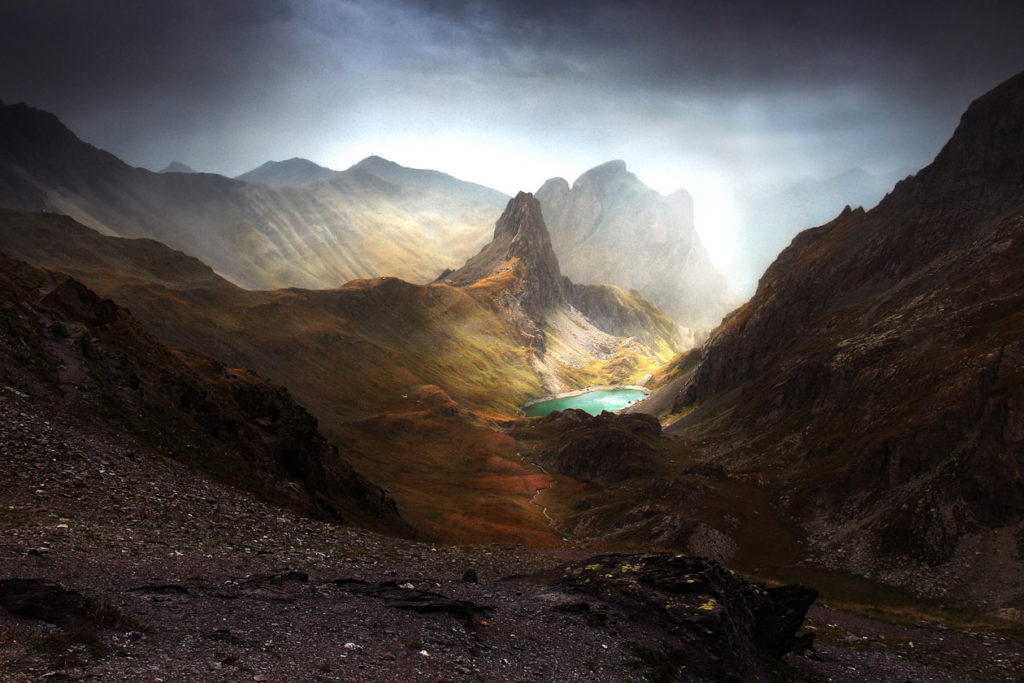 L'Autre Monde Vue spectaculaire sur le Grand Lac du Monêtier et les arêtes de la Bruyère, Hautes-Alpes. Lumière dramatique et ambiance éthérée, massif des Cerces.