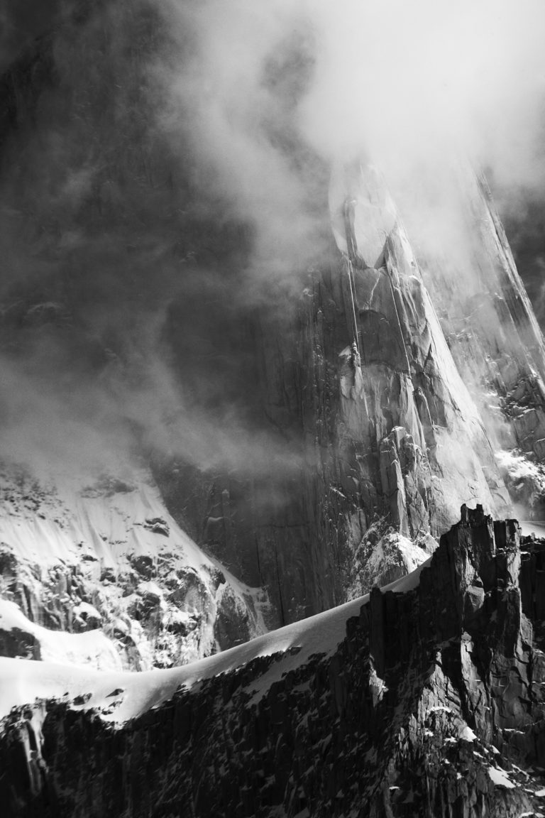 fitz roy mystérieux vertical detail rocher noir et blanc vertical