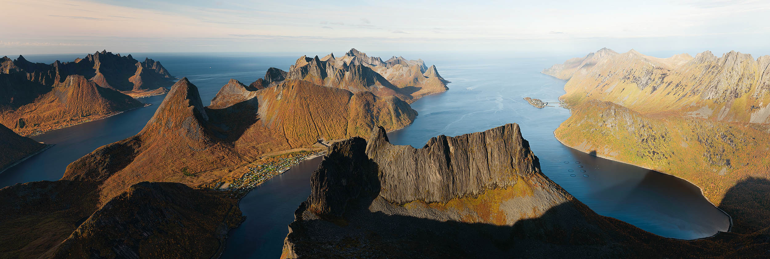 Vue panoramique depuis le sommet du Grytetippen – Senja, Norvège Vue panoramique sur les fjords de Senja depuis le sommet du Grytetippen, en Norvège, en septembre