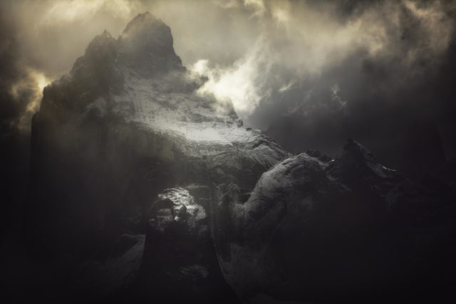 Photographie d’Alexandre Deschaumes – Cuernos del Paine, parc Torres del Paine au Chili. Ambiance mystique et puissante, montagnes sombres éclairées par la lumière dramatique.