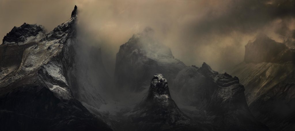 Les Montagnes Hallucinées Cuernos del Paine, massif Torres del Paine en Patagonie, Chili. Lumière fantomatique après la tempête, condor des Andes visible dans la scène.