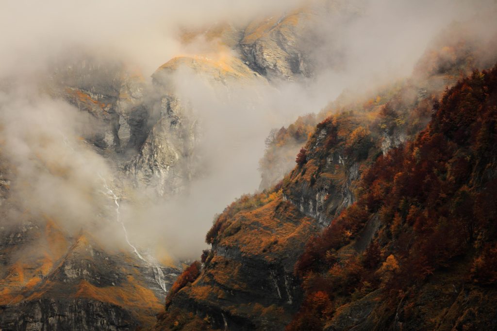 Le Bout du Monde Bout du Monde, cirque du Fer-à-Cheval à Sixt-Fer-à-Cheval, forêt automnale et brume, photographie d’Alexandre Deschaumes.