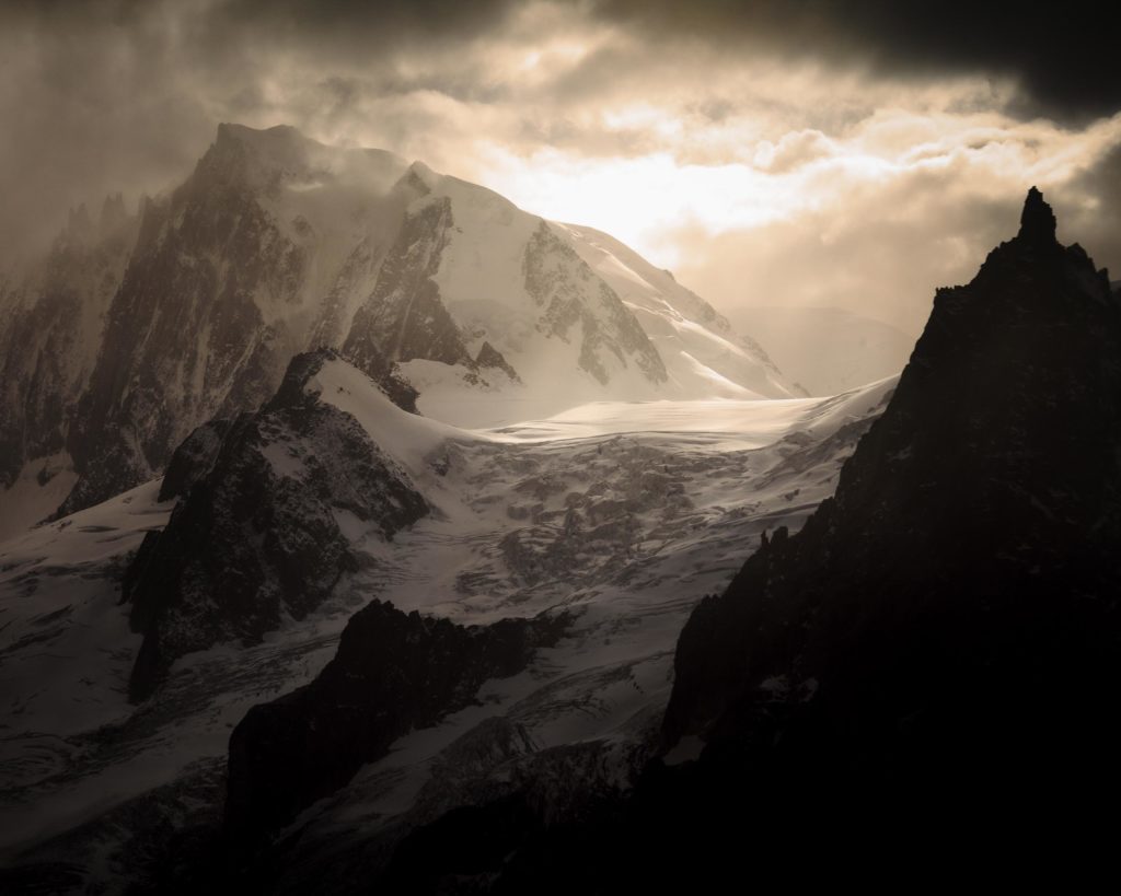 La brèche de Lumière aiguille requin massif du mont blanc refuge couvercle