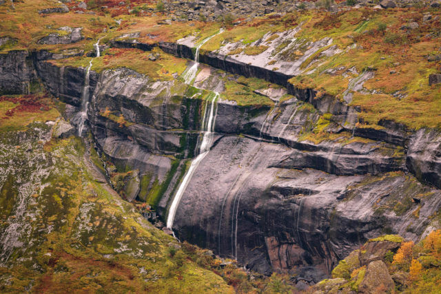 Cascade sur roche granitique – Tonsåsheia, Lofoten <p>Cascade s’écoulant sur des dalles de granite au cœur des paysages boréaux des Lofoten, Norvège</p>