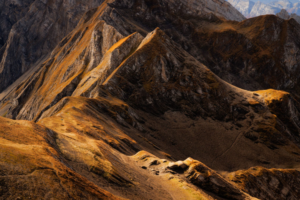 Clarté dorée sur les Aravis lumière dorée sur les flancs des Aravis depuis l’Ambrevetta, Haute-Savoie, en automne