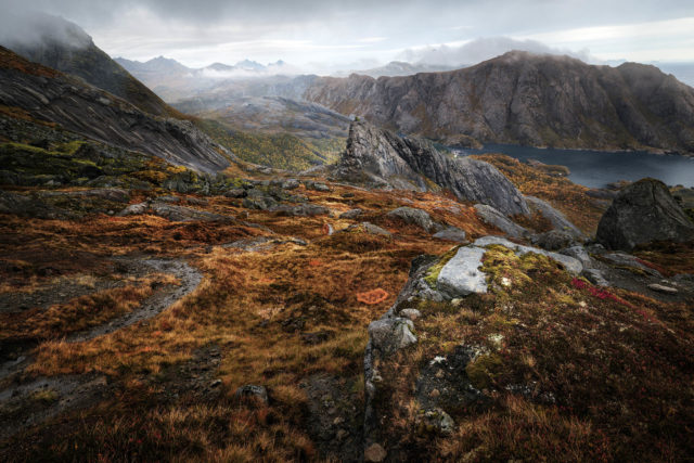 Dédale mordoresque aux Lofoten Chemin au dessus de Nusfjord, lofoten