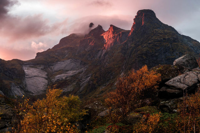 Lumière du soir sur le sommet de Tonsasheia Sommet de Tonsasheia dominant Nusfjord, aux Lofoten, éclairé par la lumière du soir