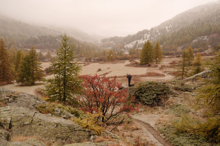 Photographe en train de cadrer un paysage automnal sous une fine neige dans la vall&eacute;e de la Clar&eacute;e, Hautes-Alpes