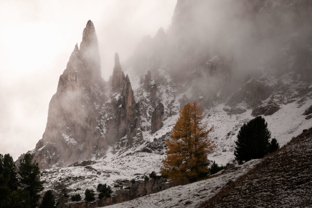 Pics rocheux dans la brume en Vall&eacute;e de la Clar&eacute;e, Hautes-Alpes