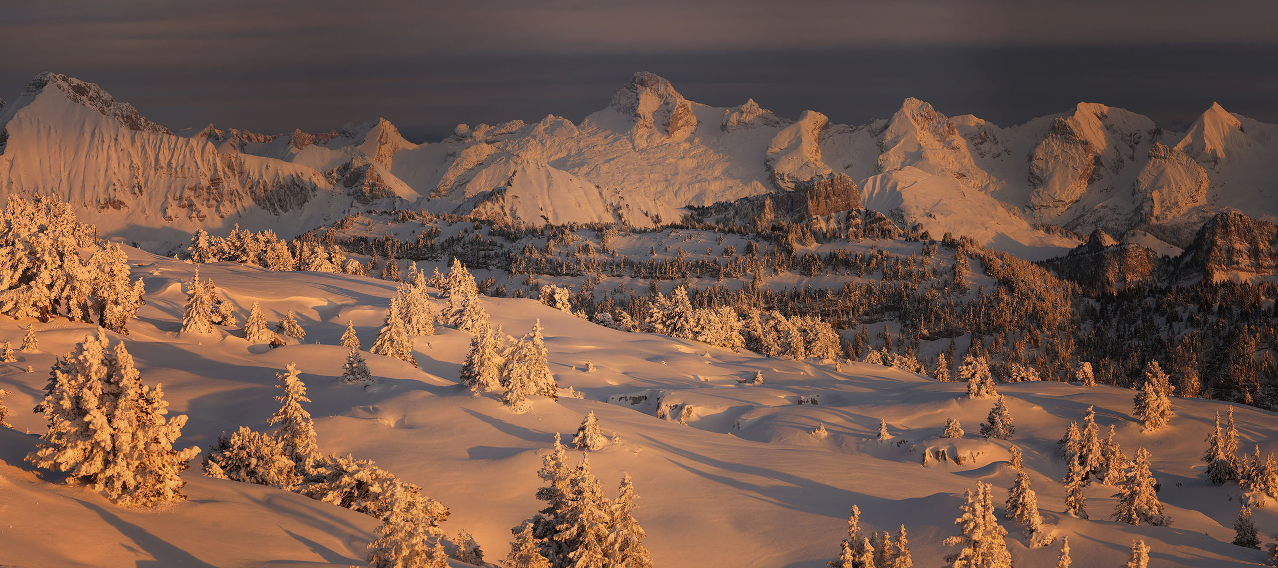 Aravis-gigapixel-sous-dine-plateau-hivernal-haute-savoie-pure-neige