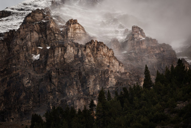 Falaises et for&ecirc;ts sous la neige dans la Vall&eacute;e &Eacute;troite, massif des Cerces, Hautes-Alpes