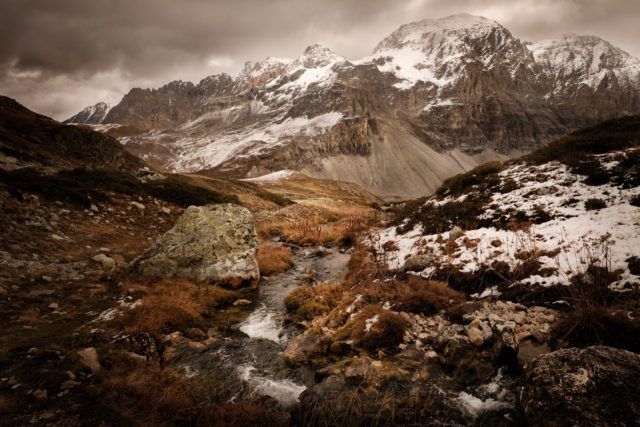 Ruisseau montant vers le Lac du Peyron avec la Cime de la Planette et Roche Bernaude dans le cha&icirc;non du Thabor, Hautes-Alpes
