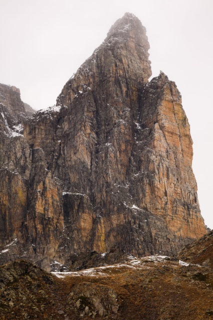 Face rocheuse du Cheval Blanc pr&egrave;s du lac du Peyron, massif du Thabor, Hautes-Alpes