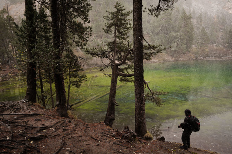 photographe au bord du lago verde, vall&eacute;e &eacute;troite