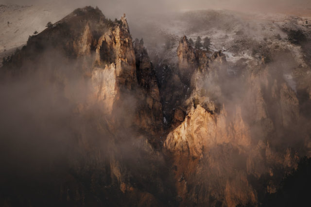 Rochers escarp&eacute;s dans la brume pr&egrave;s de Cervi&egrave;re, Hautes-Alpes