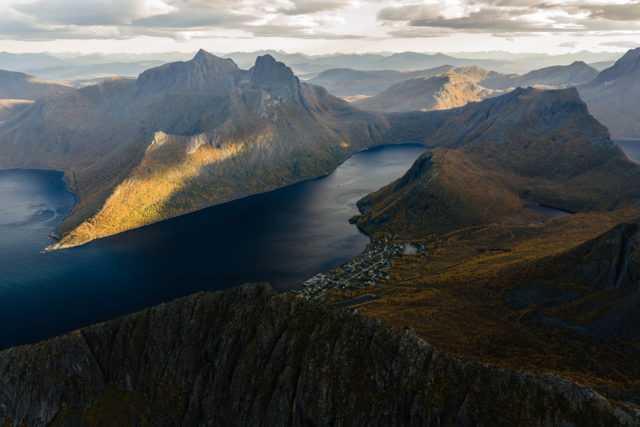 Vue a&eacute;rienne au drone au-dessus de Fjordg&aring;rd, &icirc;le de Senja en Norv&egrave;ge, fjords et montagnes en automne