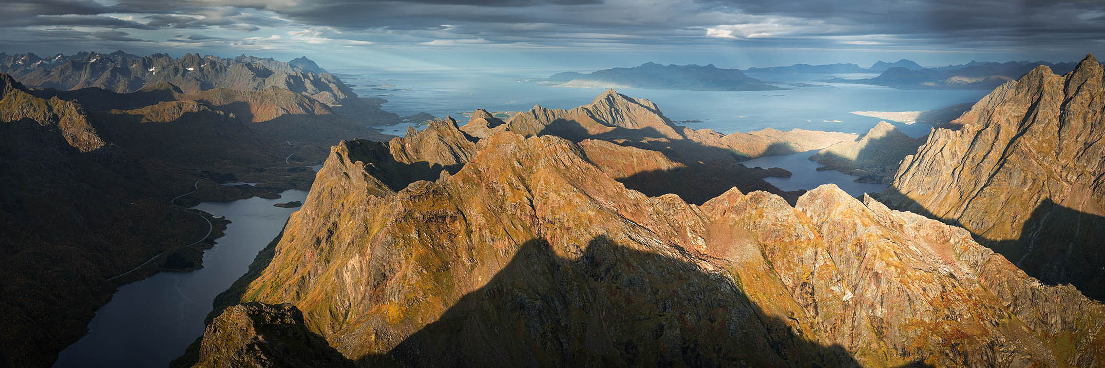 Panorama au sud des Vesteralen Panorama drone sur Moysalen, Vesteralen, Hinnoya, Norvège